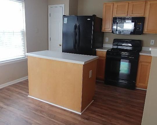 Kitchen w/ Island and black appliances