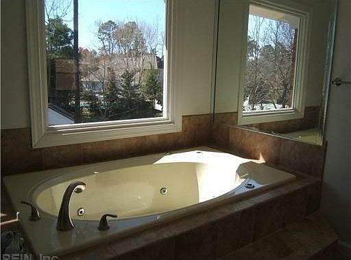 4th image of 807 Oak Forest Ct