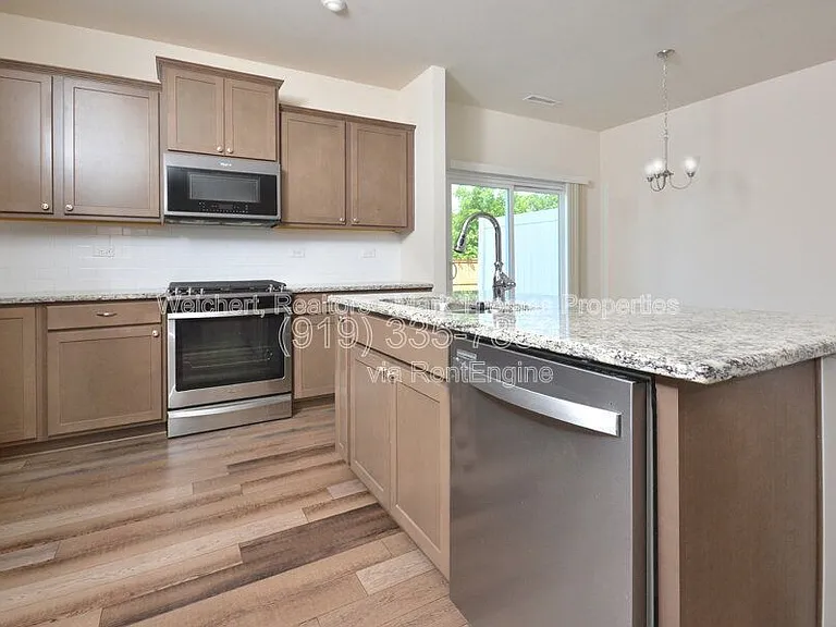 409 Vassar Dr — Photo 10