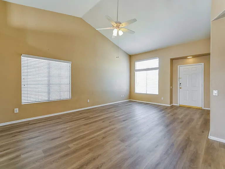 1370 W Gary Dr — Photo 3