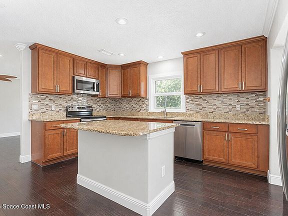 4th image of 1003 Botany Ln