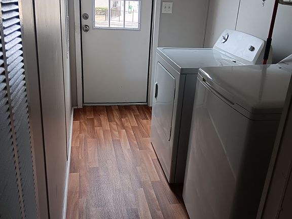 Washer/Dryer Hook-Ups