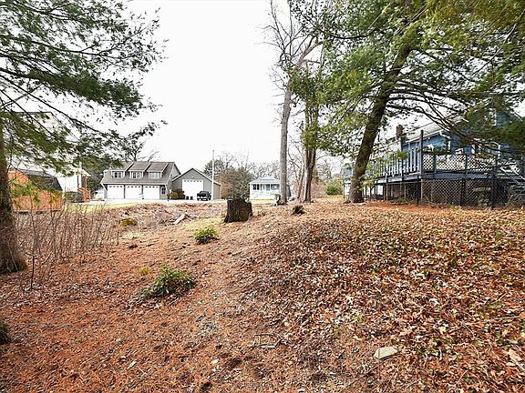 3rd image of 16 Black Point Rd