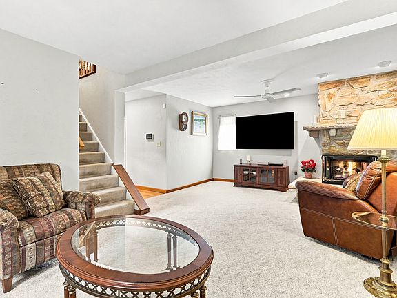 3rd image of 2338 Hillview St