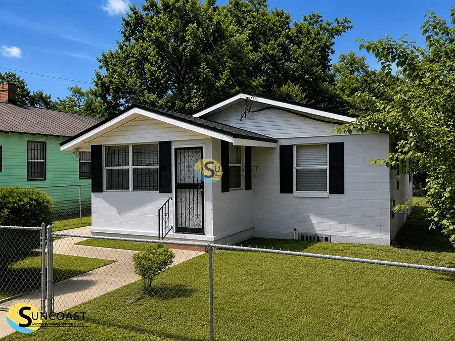 2 Bedroom with Fenced Yard! — Photo 1