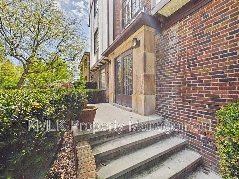 1352 Kenilworth Ave — Photo 2