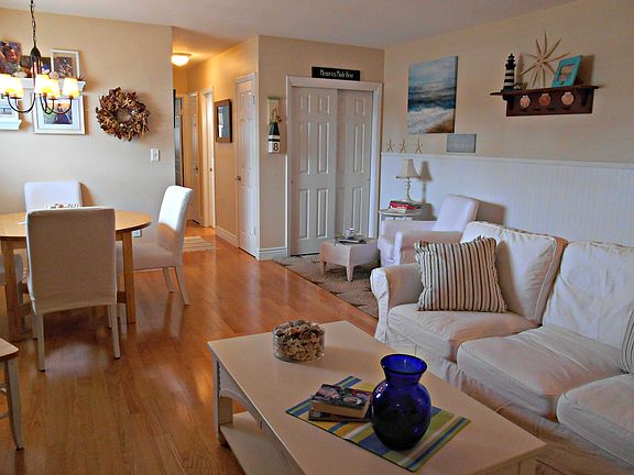 Spacious living/ dining room