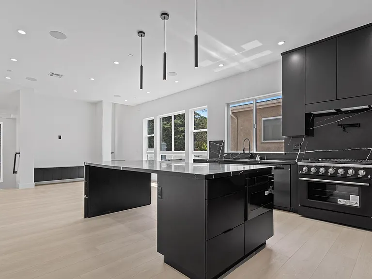 1815 Barry Ave — Photo 38