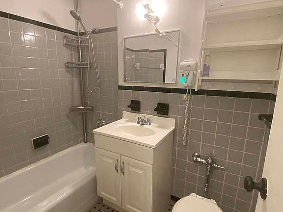 3rd image of 25 W 13th St APT 2SN
