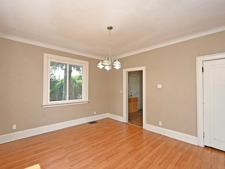 1011 Kreis Ln — Photo 4