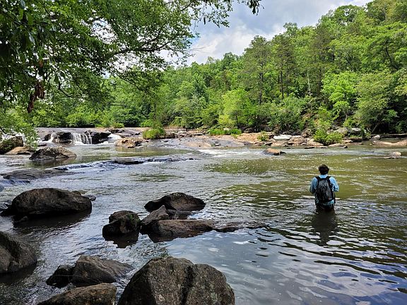 20 minute row or a 5 minute boat ride to the shoals for a little fishing.