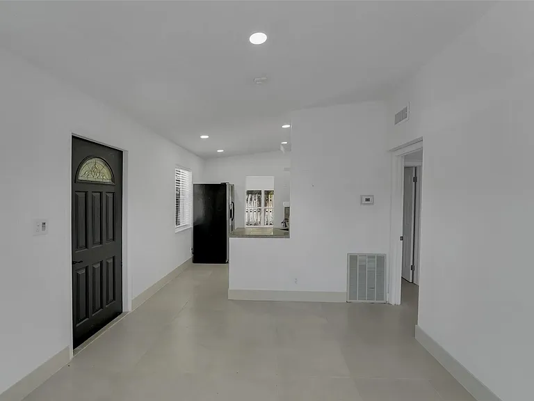 812 NE 4th Ave — Photo 8
