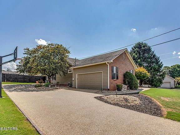 3rd image of 411 Dairy Ln