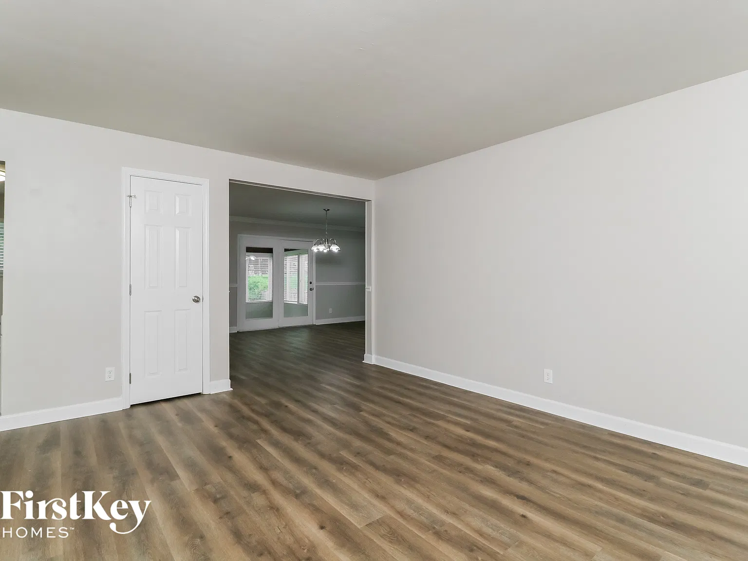 3 bed, 2.0 bath, 1372 sqft, $3,060 — Photo 2