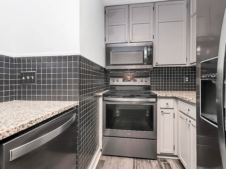 1109 E Morehead St — Photo 18
