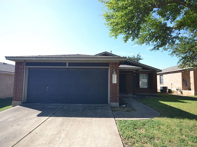 200 Lombard Dr — Photo 1