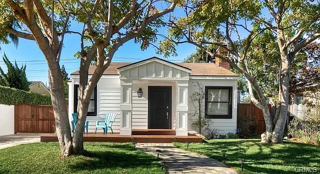 Welcome to beautiful 211 Magnolia in Costa Mesa!