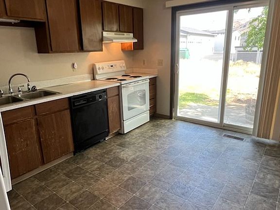 4th image of 304 2nd St SE