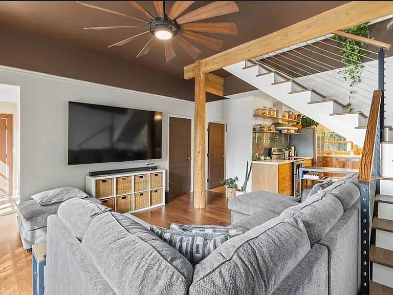 414 Spring St — Photo 3
