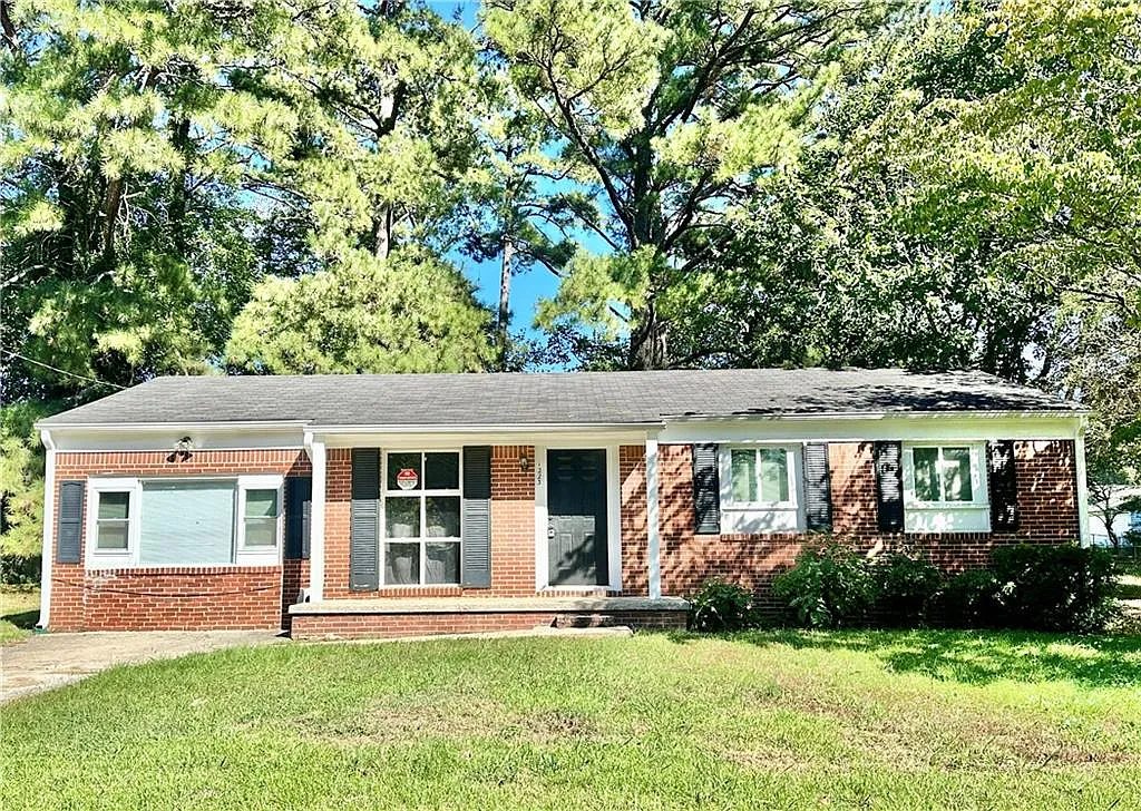 3 bed, 1.0 bath, 1296 sqft, $1,700 — Photo 1