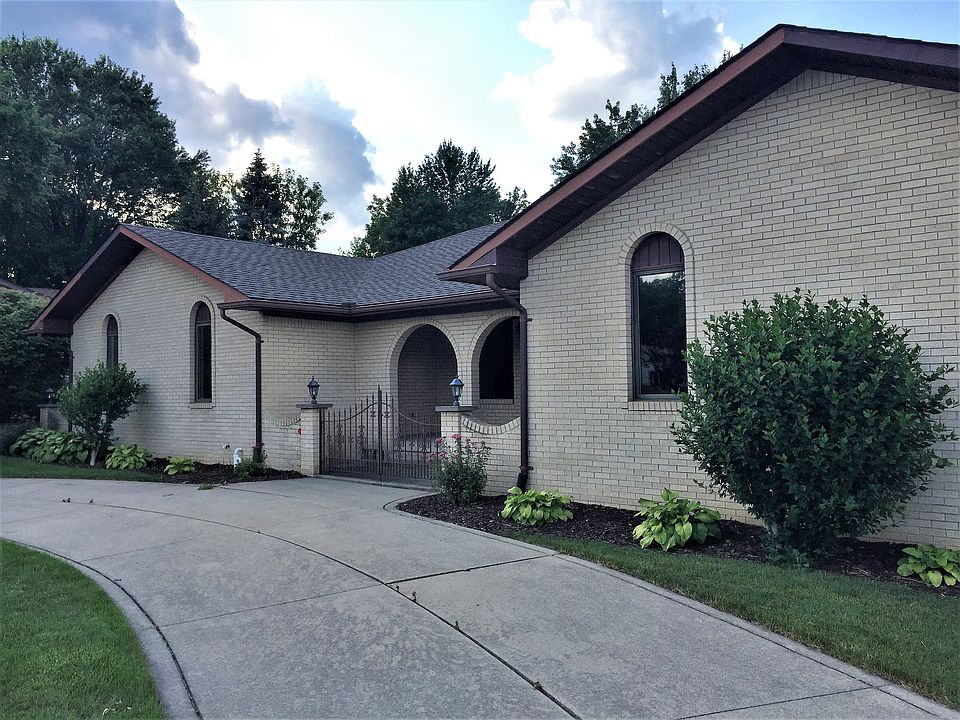 Circular Dr &Courtyard Entry