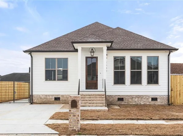 8532 Fairfax Dr, Chalmette, LA 70043