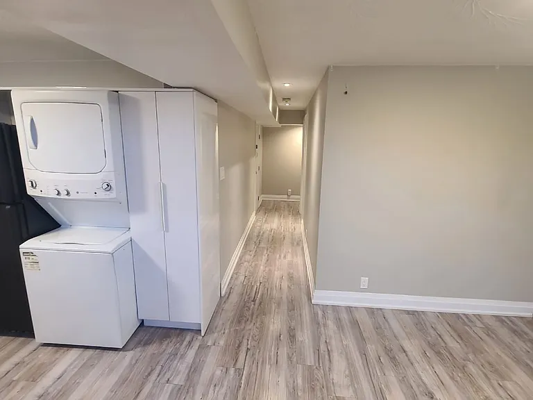 1176 Alexandra Ave #BASEMENT — Photo 4