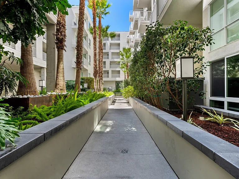 Courtyard Space at G12 Apartments in Los Angeles, CA 90015