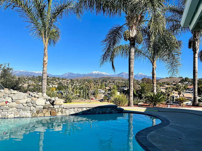 530 Cameron Crest Dr — Photo 2
