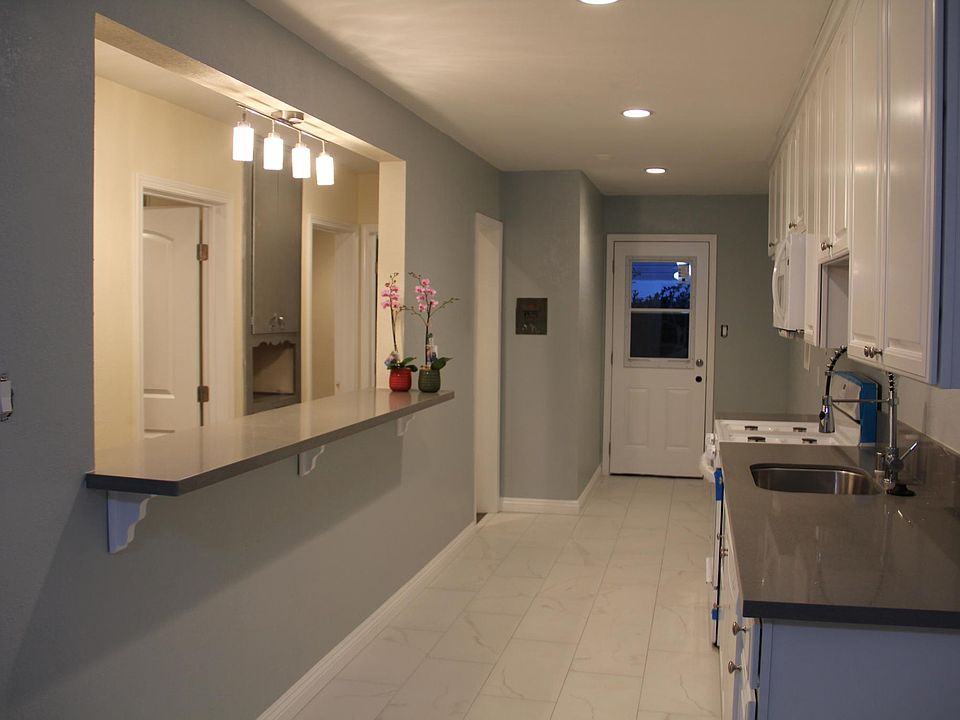Modern kitchen (later added GE refrigerator and washer and dryer set)
