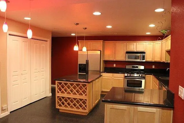 205 E John St — Photo 2