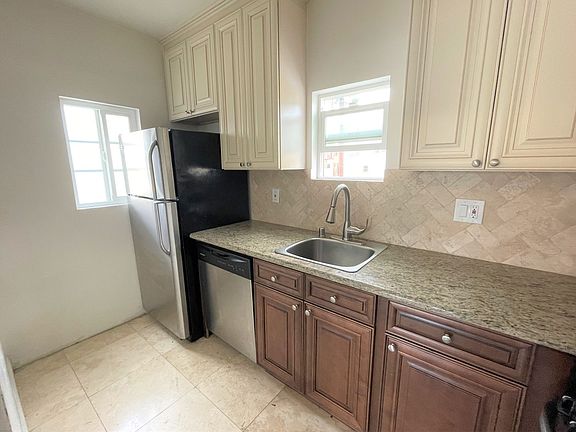5th image of 3965 Hamilton St #3969