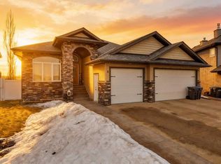 8 E Laurel Close, Sylvan Lake, AB T4S 0B3