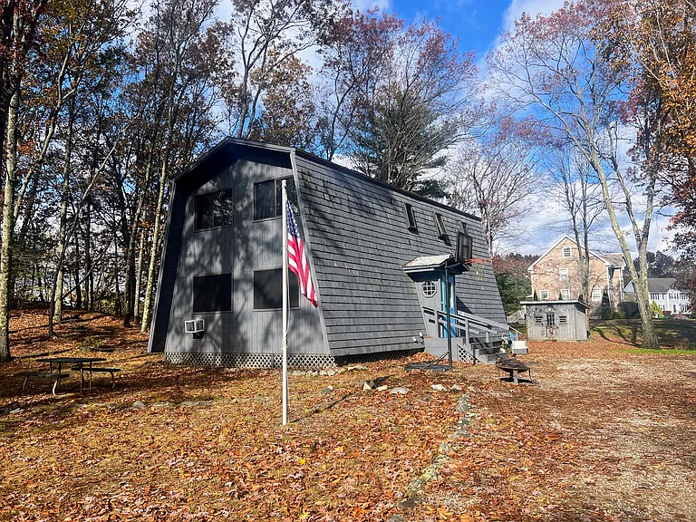 888 Salem St — Photo 1