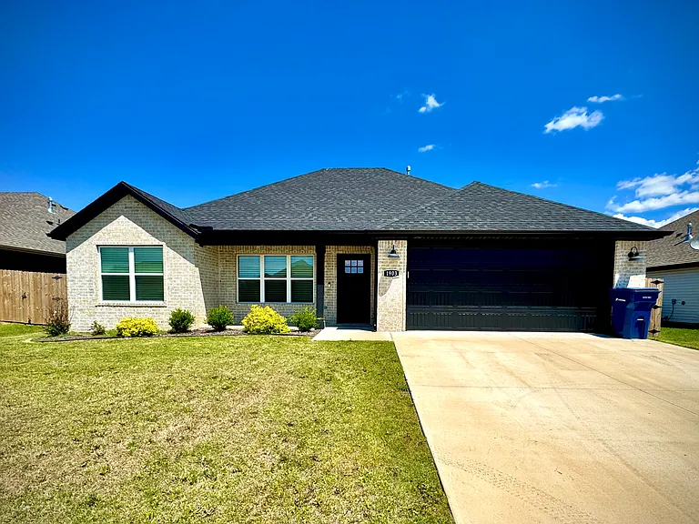 1903 E Hudson Dr — Photo 1