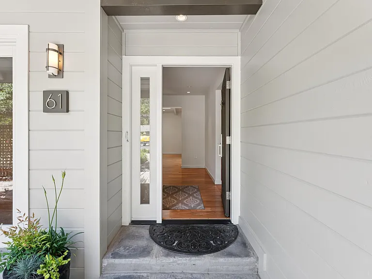 61 Bradley Ave — Photo 6
