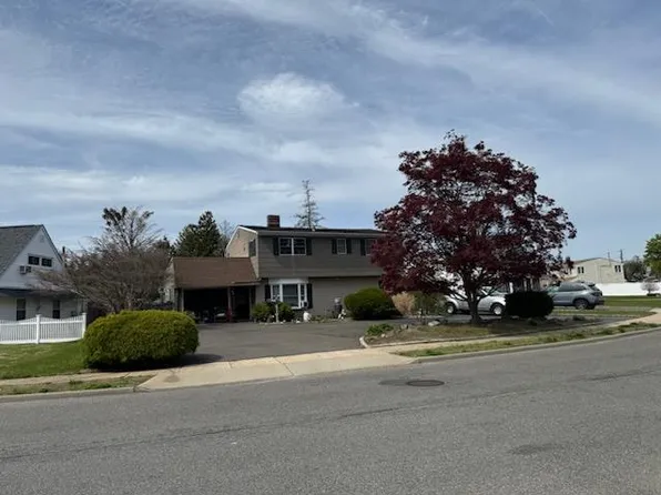 82 Scooter Lane, Hicksville, NY 11801