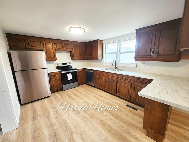 34 Eclipse St — Photo 3