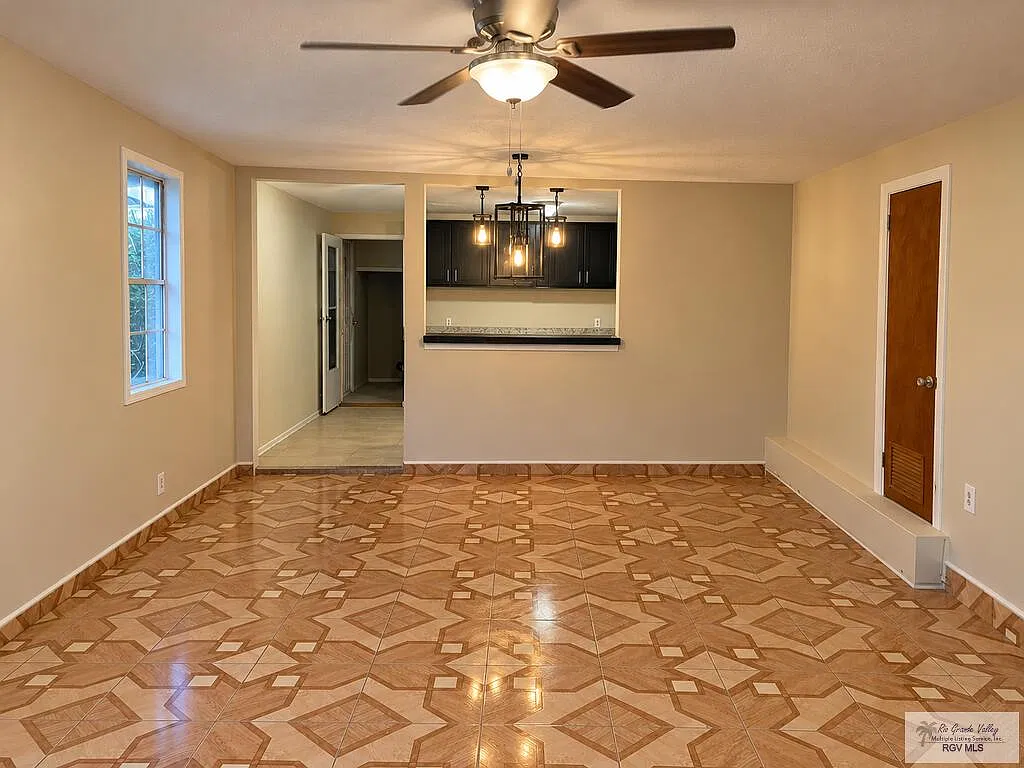 2 bed, 1.0 bath, 1250 sqft, $900 — Photo 2