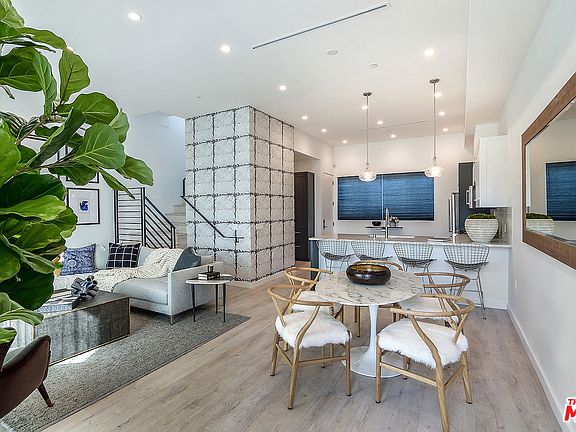 2nd image of 1002 1/2 N Hudson Ave #5
