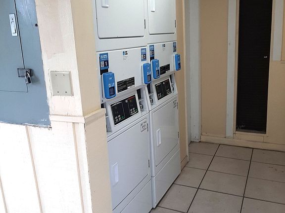 3rd image of 556 Orange Dr APT 19