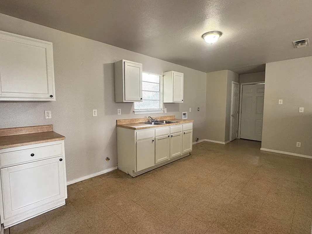 3 bed, 1.0 bath, 946 sqft, $1,100 — Photo 3