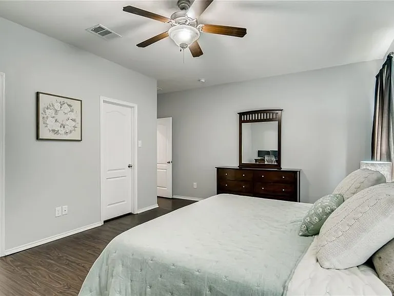 2240 McCombs St — Photo 16