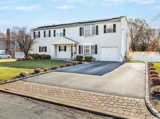4 Scotty Ln, Centereach, NY 11720