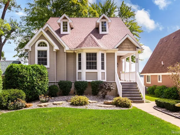 8216 Leonard Dr, Holly, MI 48442