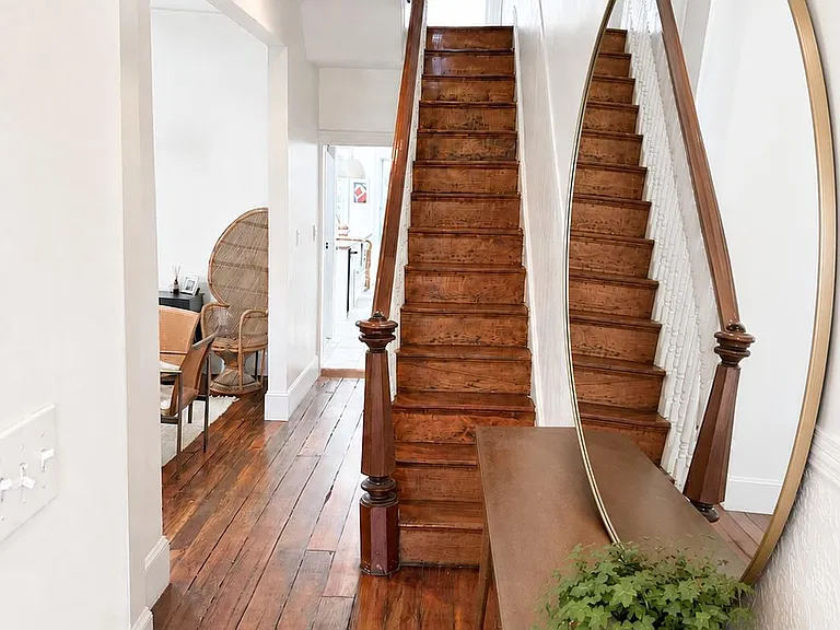 2332 Catharine St — Photo 3