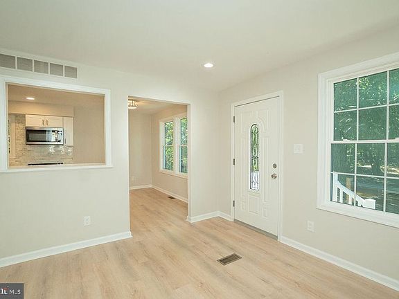 3rd image of 930 Velde Ave