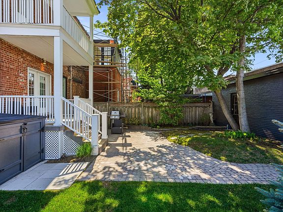 4th image of 398 Roslyn Ave