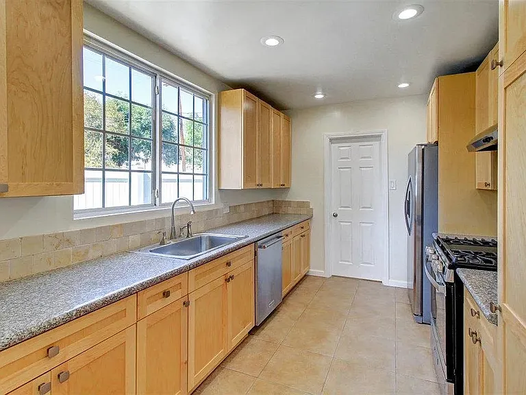 7831 Geyser Ave — Photo 5