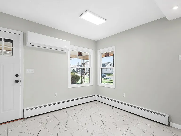 111 W Pettebone St — Photo 5